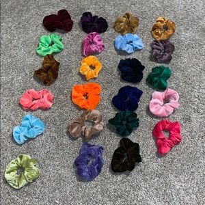 ⭐️LET IT RAIN SCRUNCHIES!!⭐️